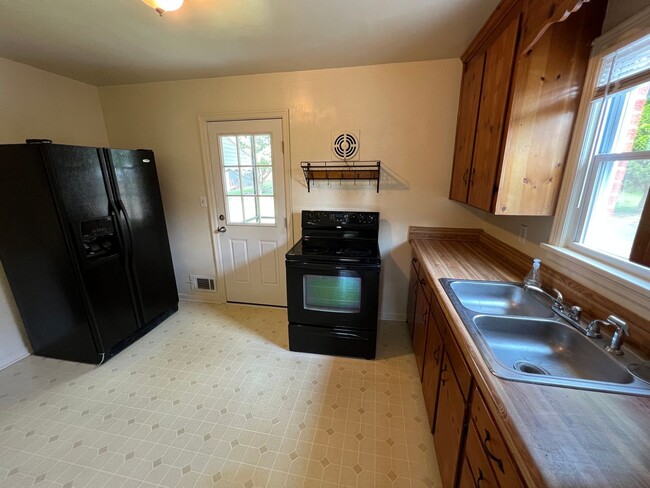 Building Photo - Three Bedroom, 1 bath, nice neighborhood i...