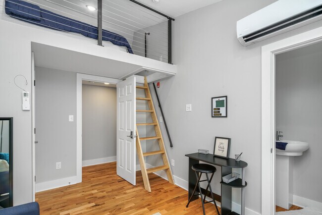 Building Photo - 2049 E Hagert St