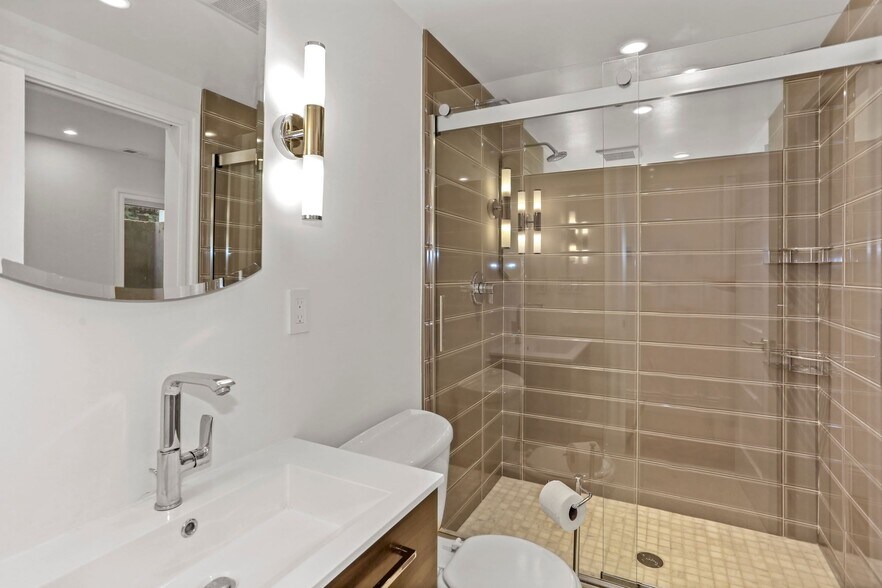 Bathroom - 913 N Ivy St