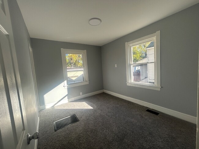 Building Photo - 6115 Noble Ave