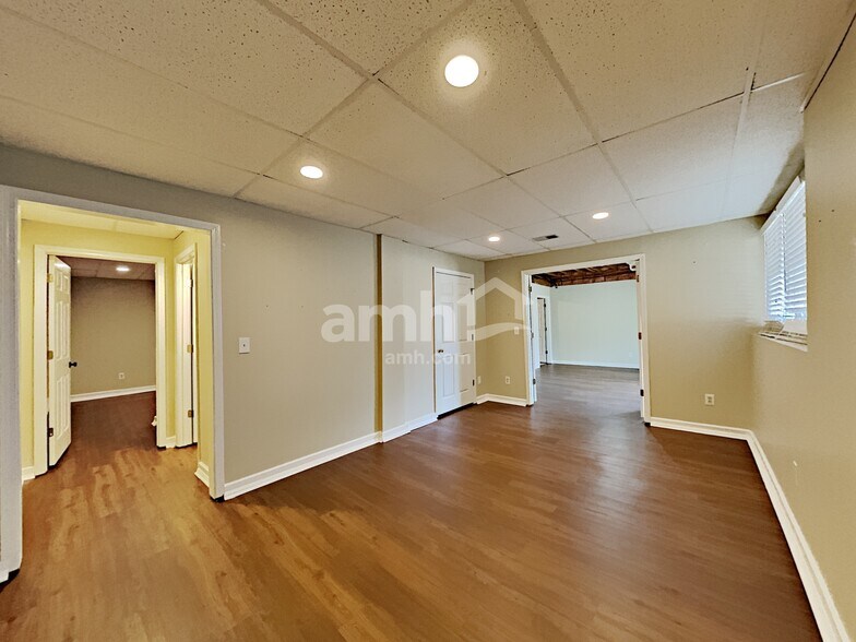 Building Photo - 303 Lismore Ter