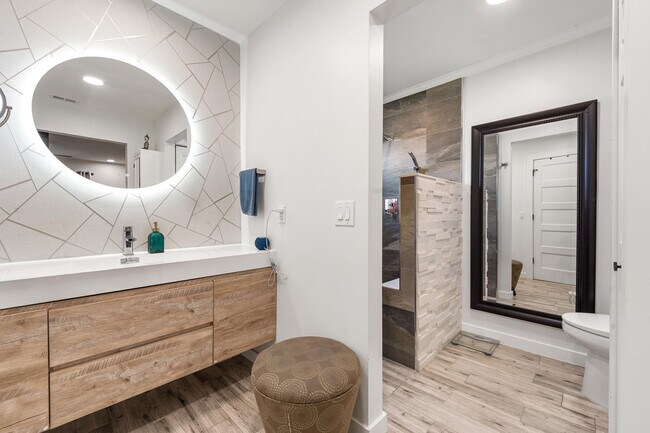 Building Photo - 908 Lakeview Cir