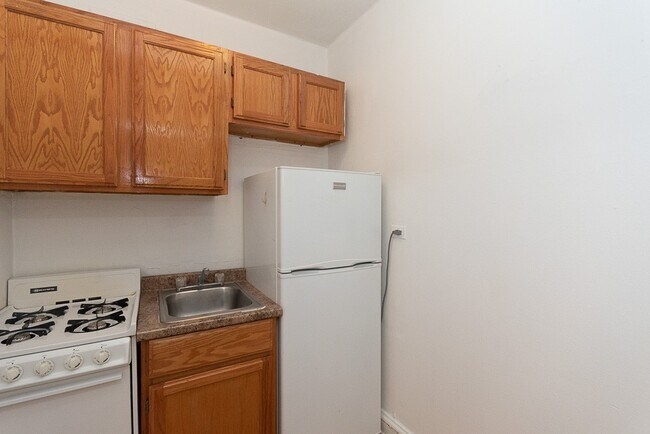 Building Photo - 708 W Belmont Ave