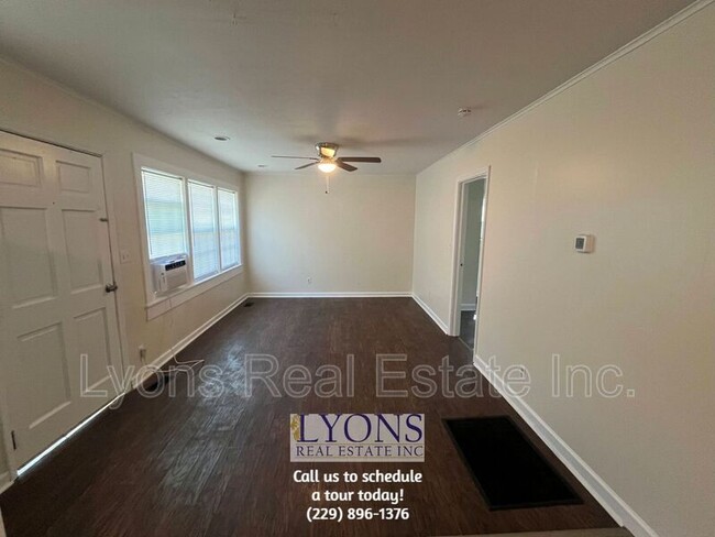 Building Photo - 615 E Brookwood Dr
