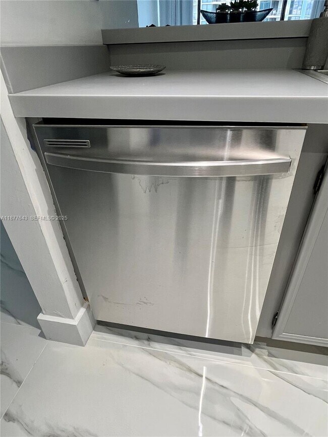 Building Photo - 555 NE 15th St