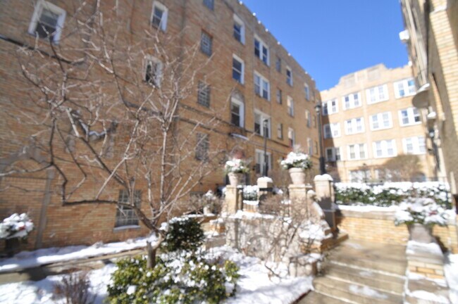 Building Photo - 846 W Ainslie St