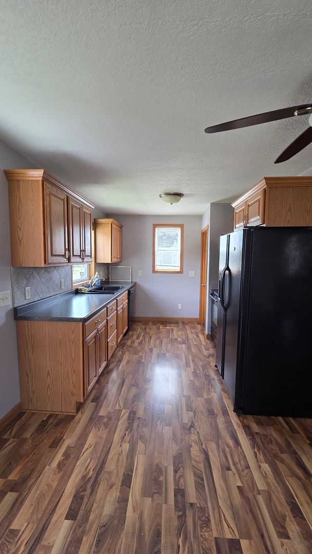 Building Photo - 2bed 1 bath home with detached garage