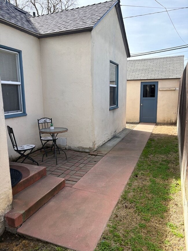 Building Photo - Charming 2 bedroom near downtown Modesto- Furnished option available