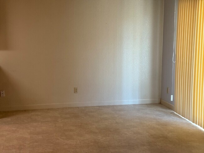 Building Photo - 692 Oakwood Way
