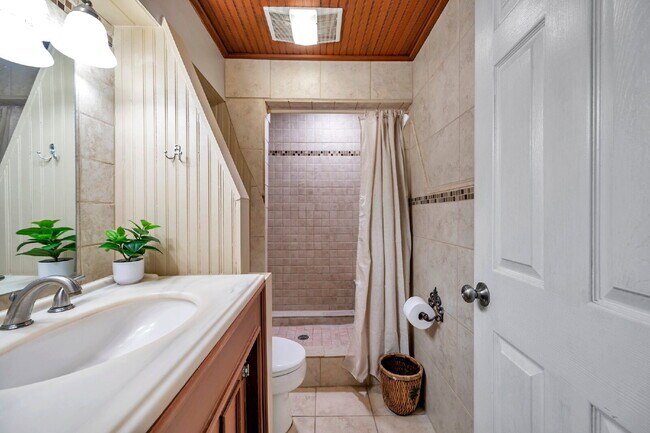 Building Photo - Fully Furnished Pool Home | Flexible Lease...