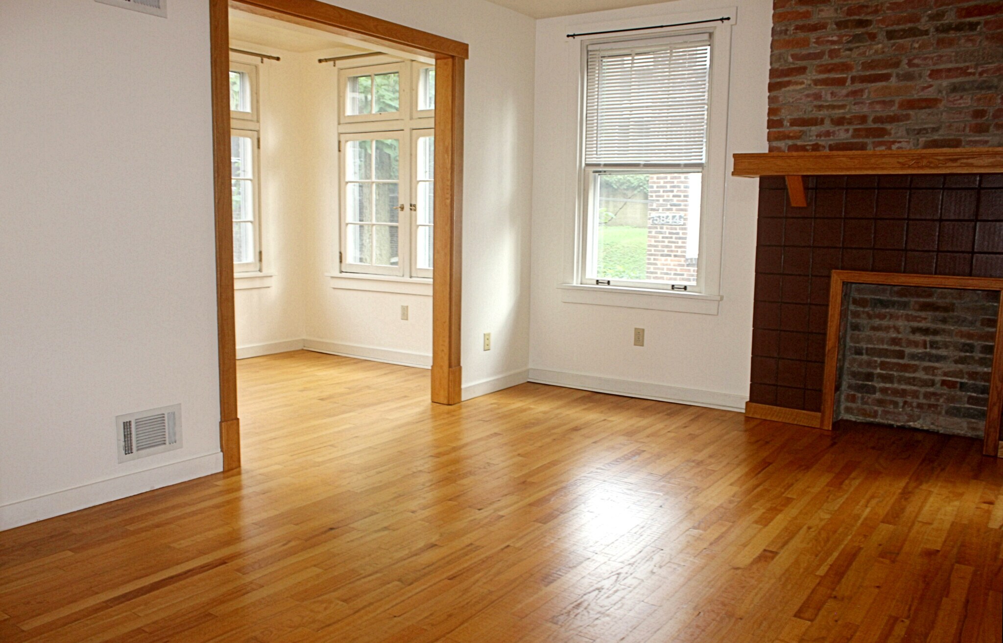 LR sun room - 5840 Alderson St