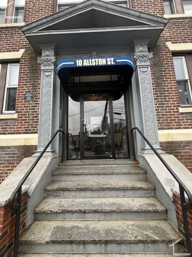 Building Photo - Renovated 1 bed 1 bath in Allston!