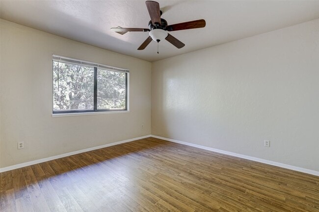 Building Photo - 3 bedroom, 3 bath home close to downtown P...