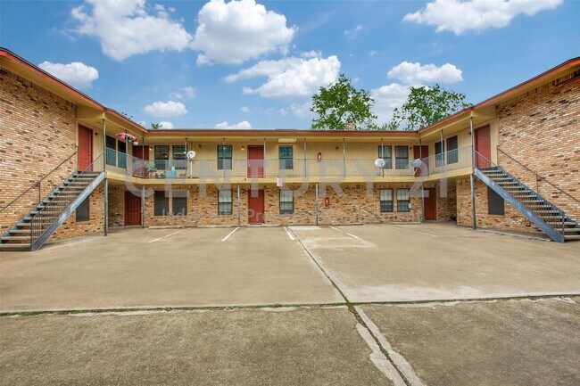 Building Photo - Spacious 2/1.5 Apartment in Denton Great for Roommates!