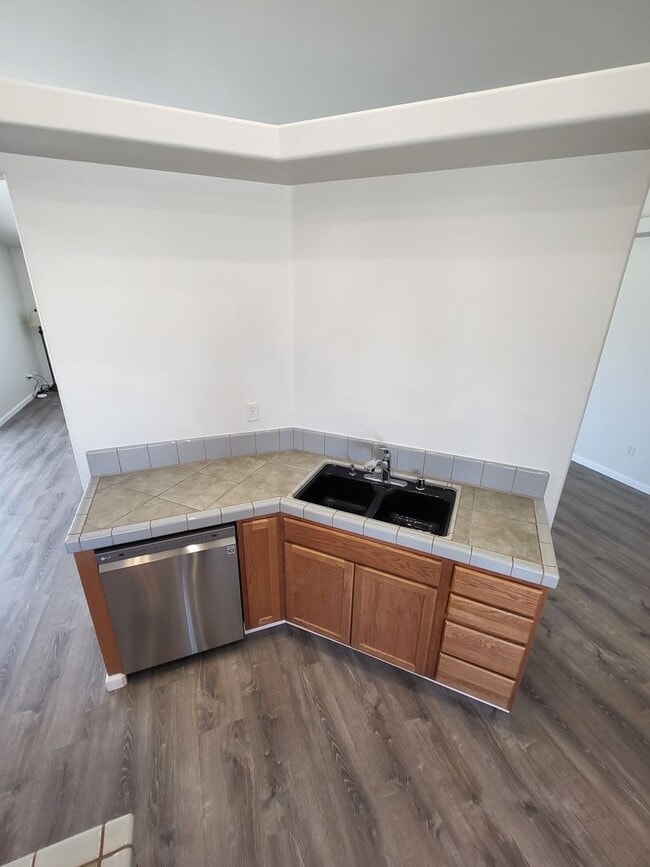 Building Photo - GOLDEN SPRINGS RANCH U8 - W. Betty Avenue