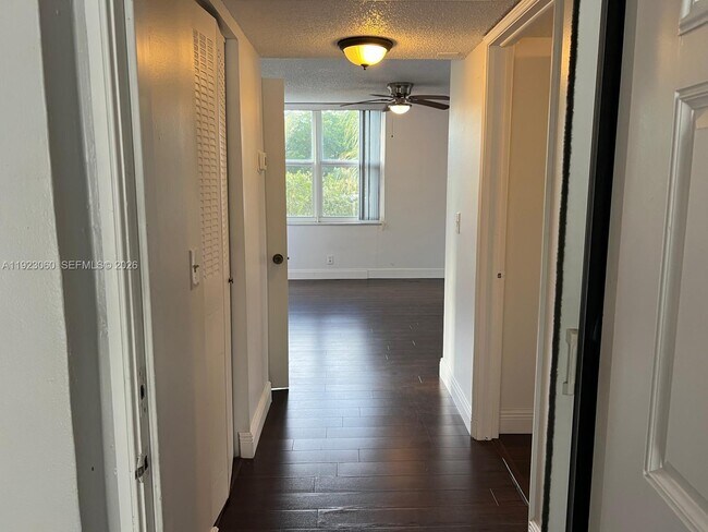 Building Photo - 9441 Evergreen Pl