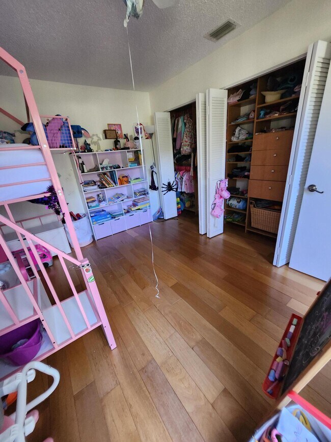 Building Photo - 5705 Fox Hollow Dr