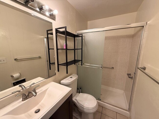 Building Photo - Beautiful 3 Bedroom Single-Family Home!