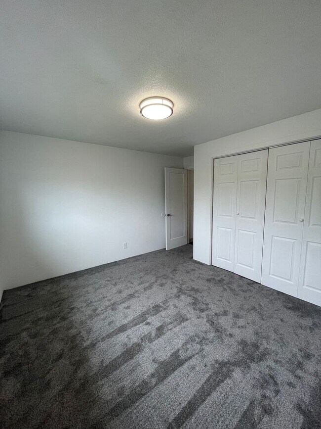 Building Photo - Rent Special: FREE First Full Month's Rent