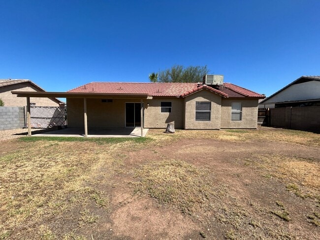 Building Photo - *NEW* Paint *NEW* Flooring *NO* HOA Glenda...