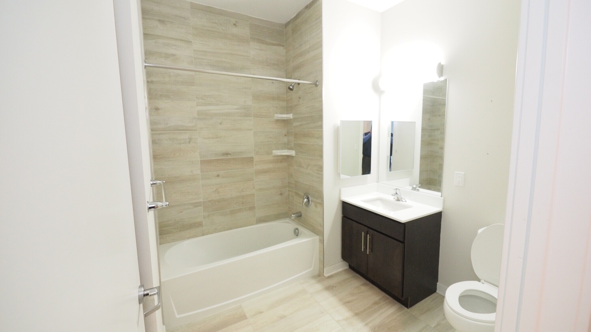 Full Bath with Itailan Porcelin - 40 E Cherry St