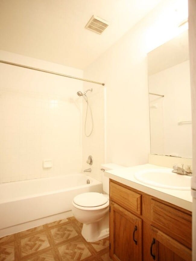 Building Photo - Beautiful 2 bedroom/ 2 bath townhome