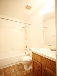 Building Photo - Beautiful 2 bedroom/ 2 bath townhome