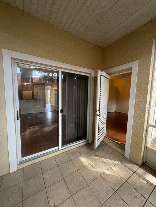 Building Photo - 3 Bedroom 2 Bath - Lovely and Cozy Condo f...