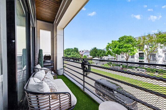 Building Photo - 607 Memorial Heights Dr