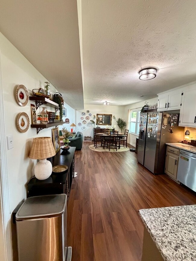 Building Photo - 4 Bed 1 Bath Home for Rent in Newport News!