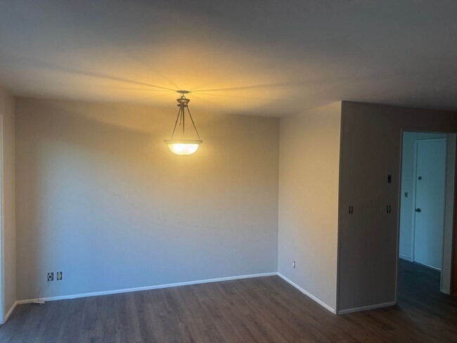 Building Photo - Great Vintage Home!