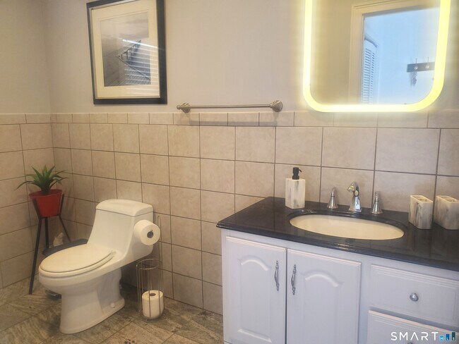 Building Photo - 1093 Shippan Ave