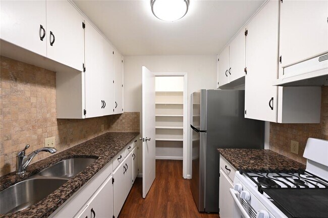 Building Photo - 1503 Valleyridge Dr
