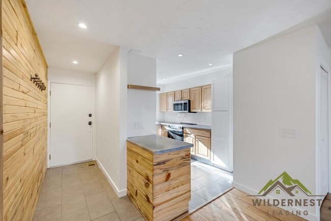 Building Photo - Fully Updated 3 Bedroom/ 3 Bath Peaceful Condo