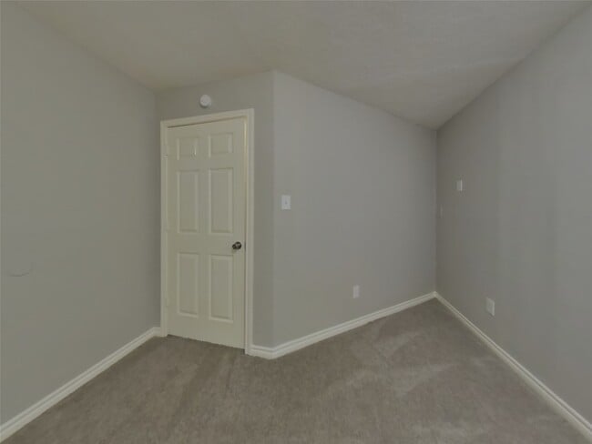 Building Photo - 729 Forest Ln Dr