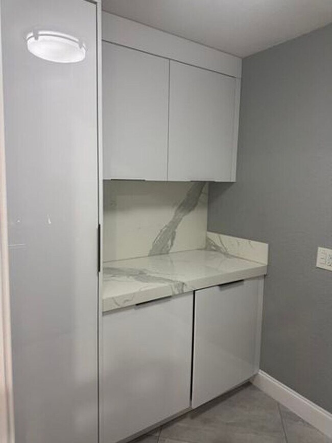 Building Photo - 2591 Rosehaven Rd