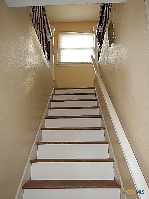 Building Photo - 5011 White Rock Dr