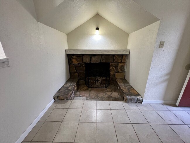 Building Photo - ground floor 1 bedroom condo!