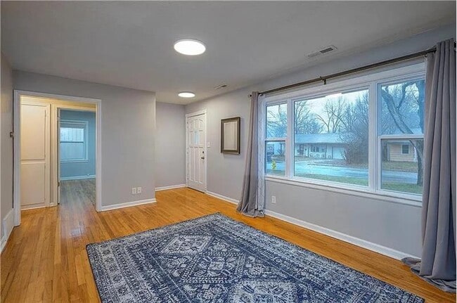 Building Photo - 1004 E Cedar St