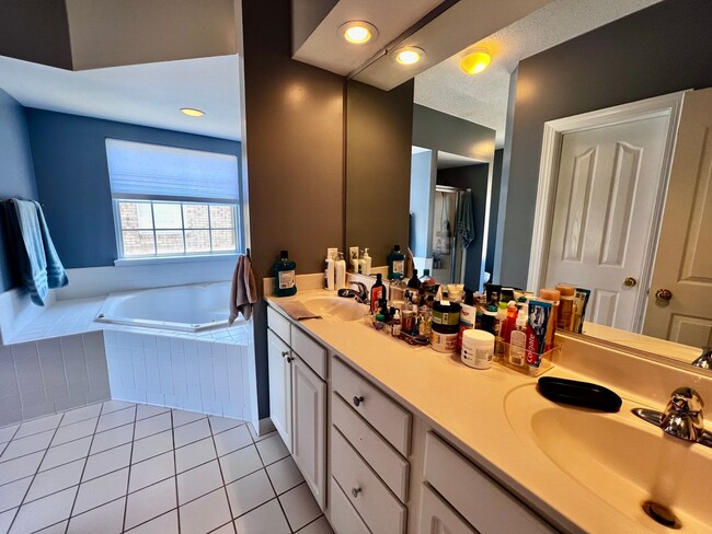 Building Photo - Beautiful home in the Chancellor Walk neig...