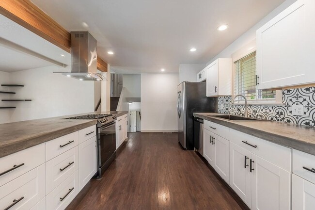 Building Photo - Emerald Estates 4 bed 2 bath with fenced yard