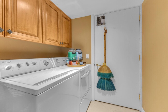 Building Photo - 216 W Kavenish Dr