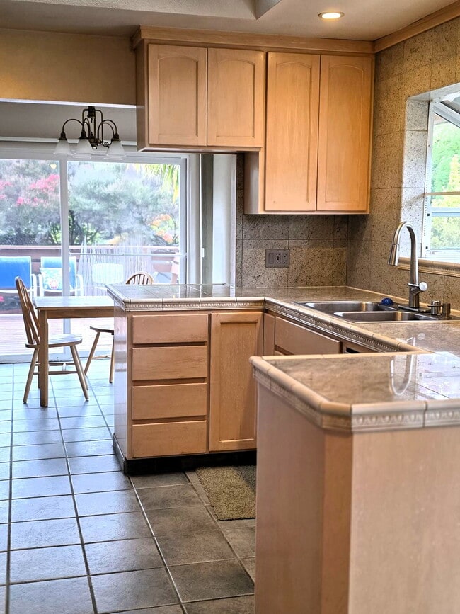 Building Photo - SUPER Spacious Westside Home with BONUS Areas