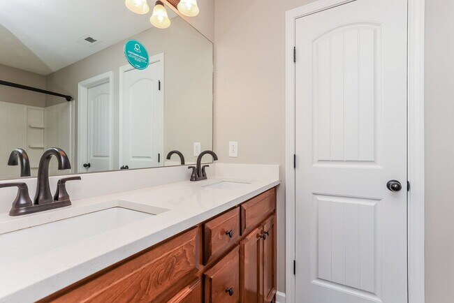 Building Photo - 713 Wildwood Dr