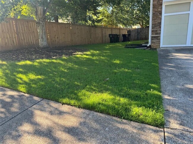 Building Photo - 5955 Bentley Way