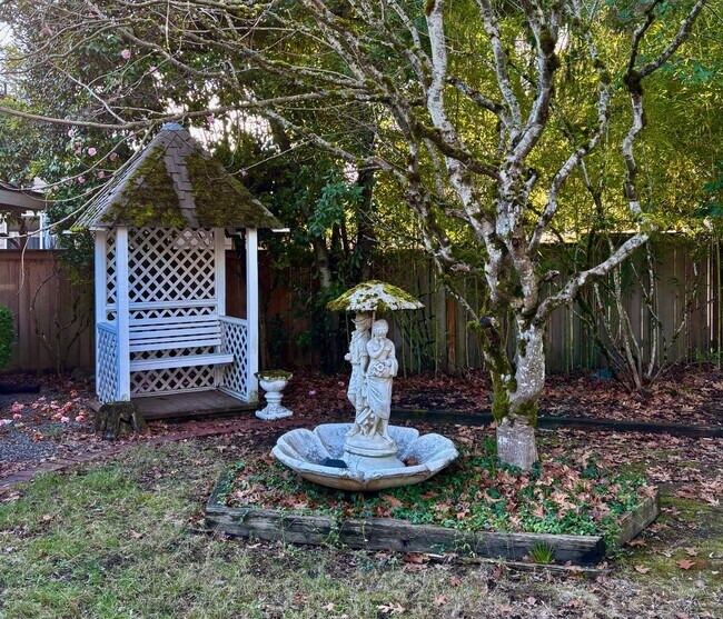 Building Photo - 3 Bed / 2.5 Bath Bellevue rambler $3,895/month