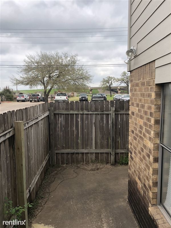 Building Photo - 2 br, 1.5 bath 4plex - 2815 Longmire Dr 28...