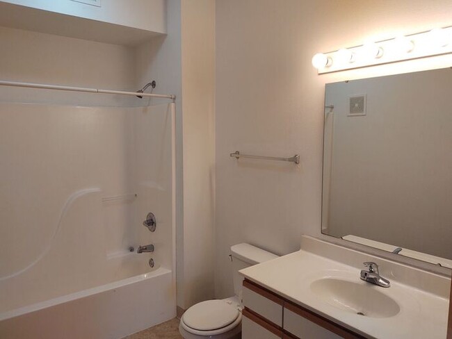 Building Photo - $1,195 | 2 Bedroom, 1 Bathroom Condo | No ...