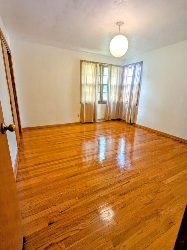Building Photo - 3 bd, 1.5 ba house, N  Central location, f...