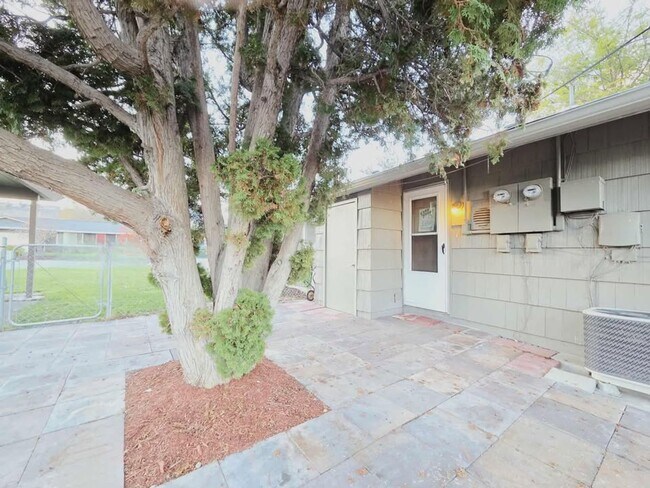 Building Photo - 1261/1263 Montana St. Duplex